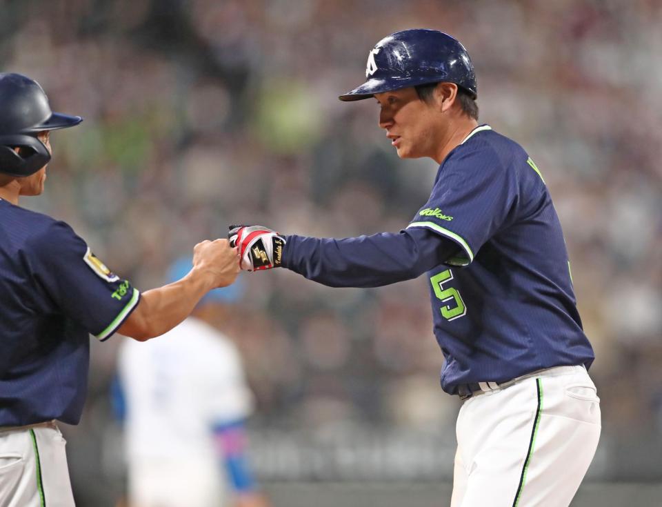 　７回、適時打を放った川端（右）＝撮影・中島達哉