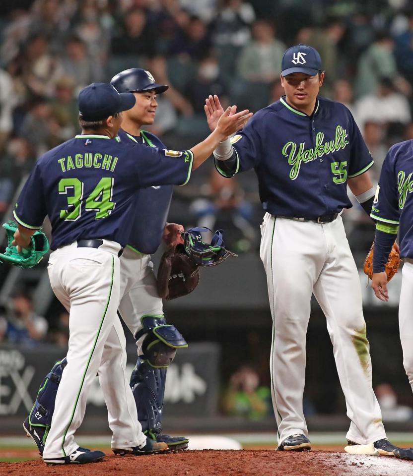 　連敗から脱出し、田口（左）とタッチを交わす村上（撮影・中島達哉）