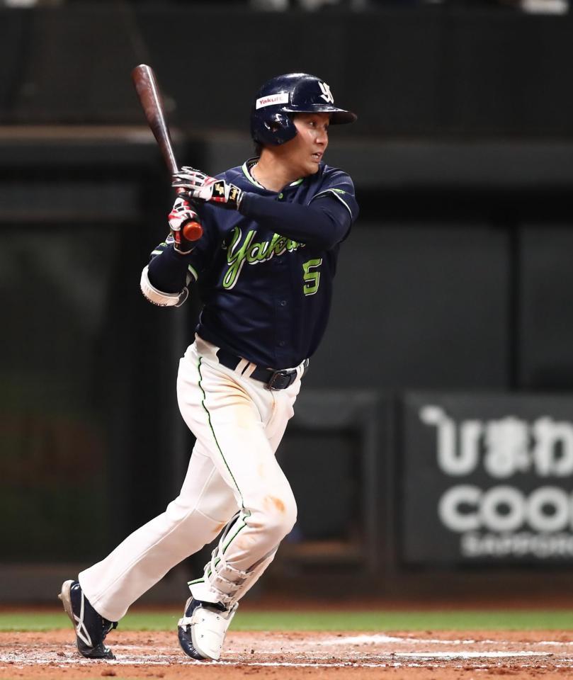 　７回、適時打を放つ川端（撮影・中島達哉）