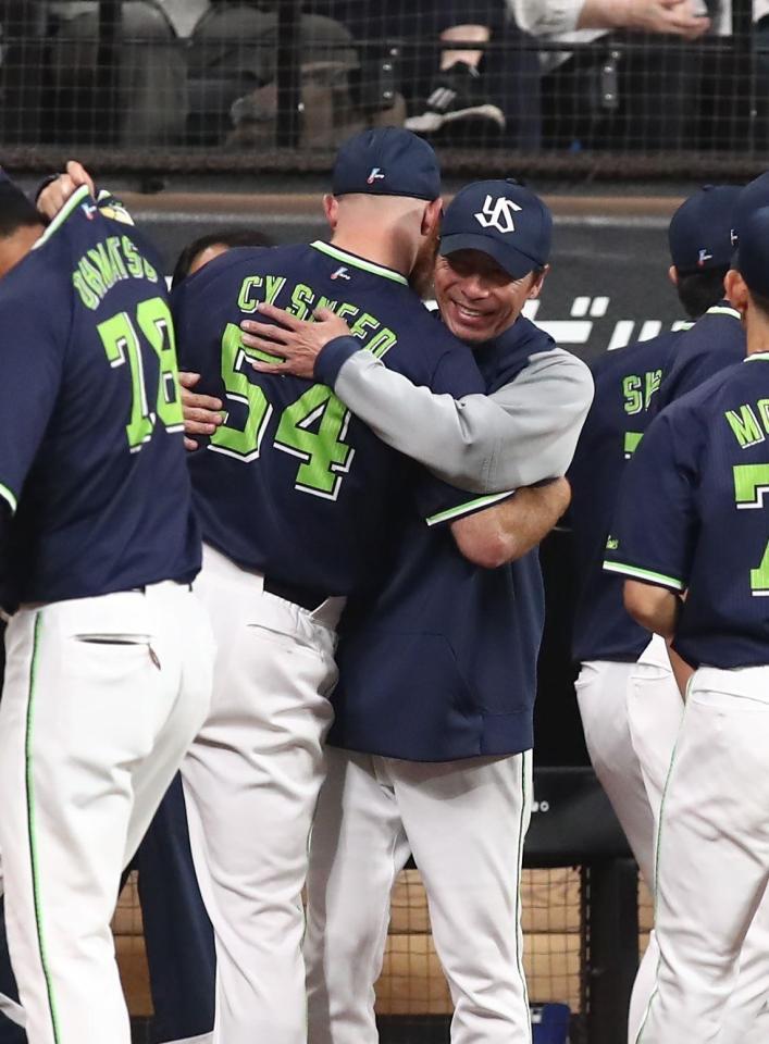 　勝利をあげ、サイスニード（左）と抱き合う高津監督＝撮影・中島達哉