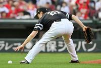 　２回、マクブルームの打球を左手に受け、転がったボールに手を伸ばす和田