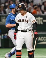 　５回、空振り三振に倒れた岡本和