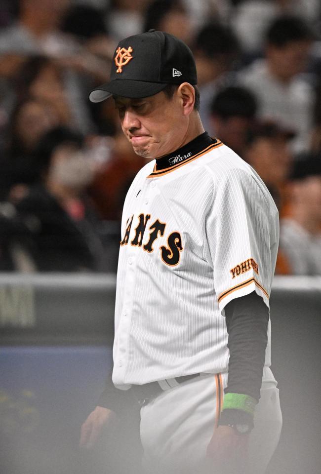 　６回、選手交代を告げベンチに戻る原監督