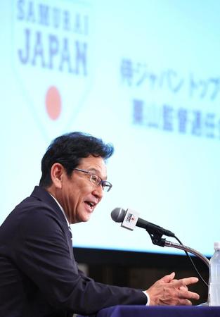 　清清しい表情で会見する栗山監督（撮影・吉澤敬太）