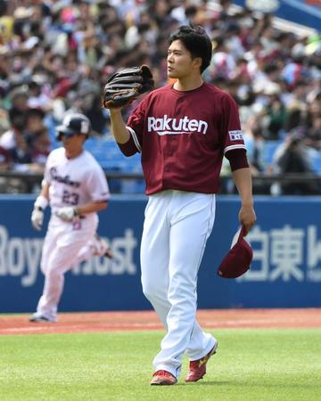 　１回、早川は早大の先輩・青木（左）に１号先制２ランを打たれる（撮影・佐藤厚）