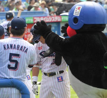 　１回、青木（中央）は１号先制２ランを放ち、つば九郎（右）に祝福される（撮影・佐藤厚）