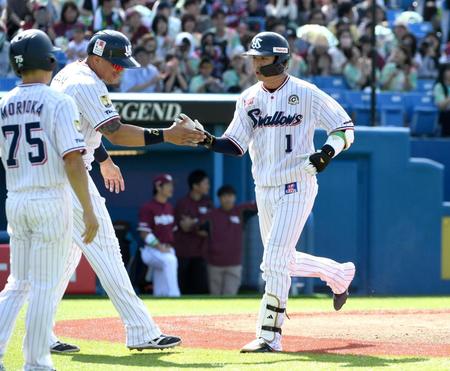 　２回、山田は左越えに７号３ランを放ち、オスナ（左）に迎えられる（撮影・佐藤厚）