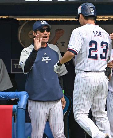 　１回、先制２ランを放った青木（右）を迎える高津監督