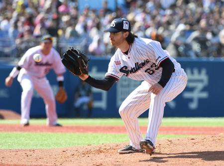 　３回、フランコの投ゴロを捕球するピーターズ（撮影・佐藤厚）