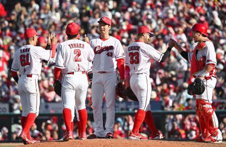 　ソフトバンクに勝利し喜ぶ広島ナイン＝マツダ