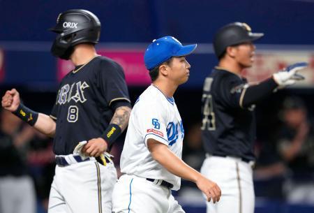 　７回、オリックスに勝ち越しを許した中日・山本（中央）＝バンテリンドーム