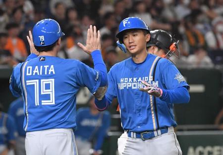 　４回、右越えにソロを放ち、生還する加藤豪（撮影・佐々木彰尚）