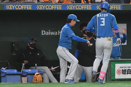 　４回、ソロを放ち生還し加藤豪を見つめる新庄監督（撮影・佐々木彰尚）