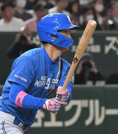 　４回、加藤豪は右越えにソロを放つ（撮影・佐々木彰尚）