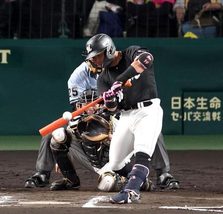 　７回、左越えに２ランを放つ大下（撮影・山口登）