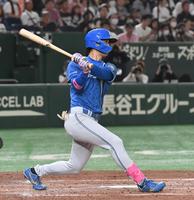 　４回、加藤豪は右越えにソロを放つ（撮影・佐々木彰尚）