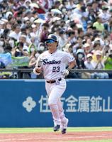 　１回、青木は左越えに１号先制２ランを放つ（撮影・佐藤厚）