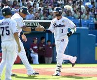 　２回、山田は左越えに７号３ランを放ち、オスナ（左）に迎えられる（撮影・佐藤厚）