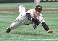 　７回、代打・ハンソンの打球に飛びつくグリフィン（撮影・佐々木彰尚）