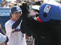 　２回、山田は左越えに７号３ランを放ち、つば九郎（右）に祝福される（撮影・佐藤厚）