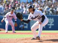 　３回、フランコの投ゴロを捕球するピーターズ（撮影・佐藤厚）