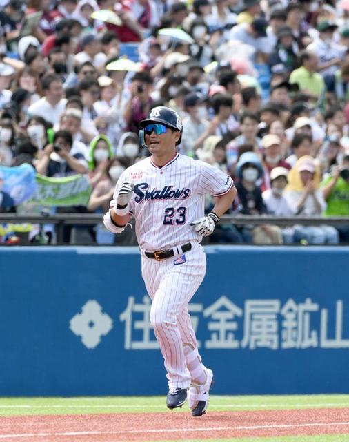 【写真】つば九郎喜びすぎ　青木はたいた！？首がグキッ！！