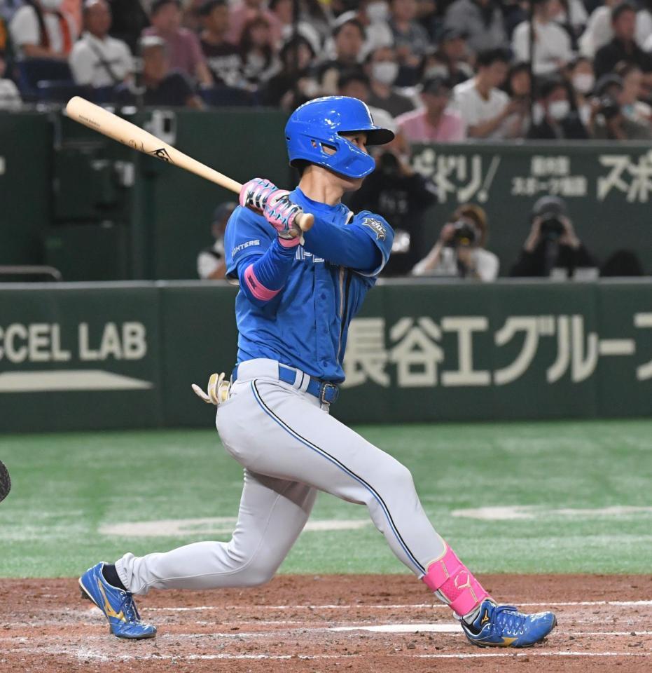 　４回、加藤豪は右越えにソロを放つ（撮影・佐々木彰尚）