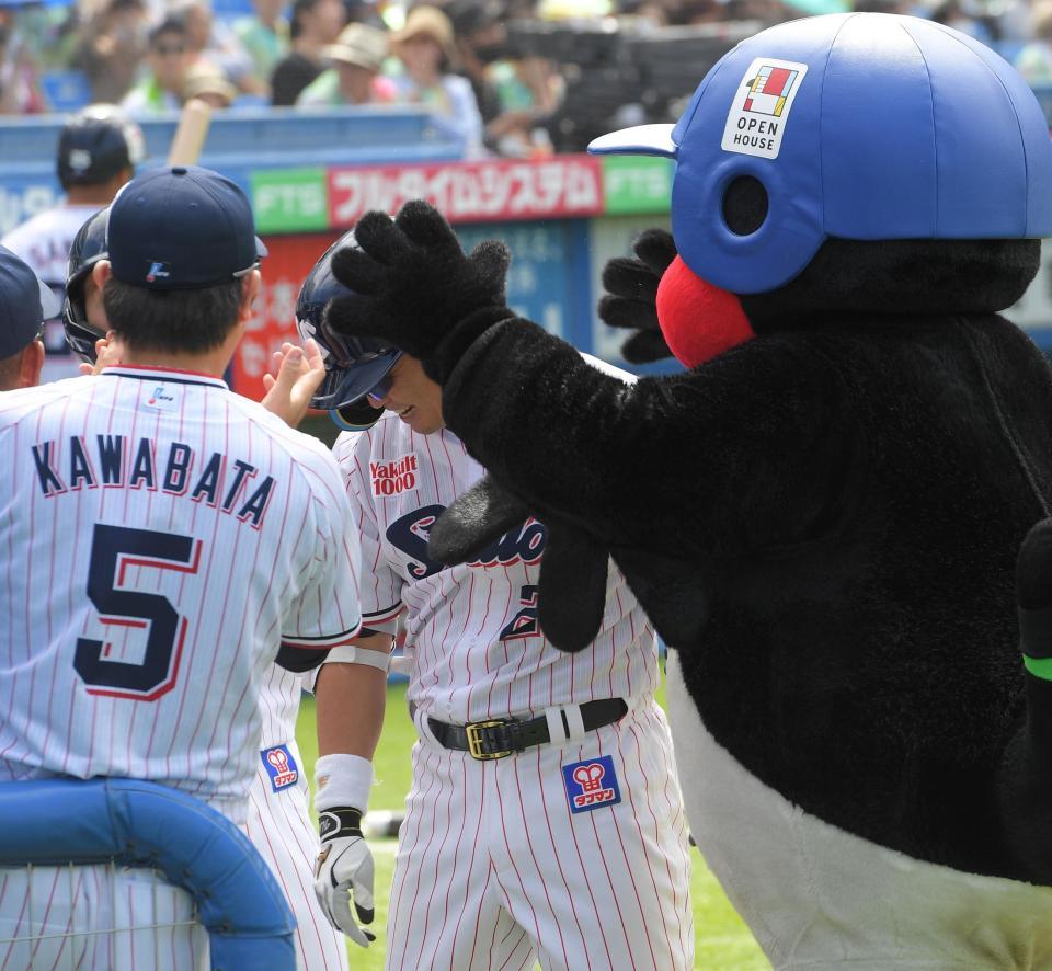 　１回、青木（中央）は１号先制２ランを放ち、つば九郎（右）に祝福される（撮影・佐藤厚）