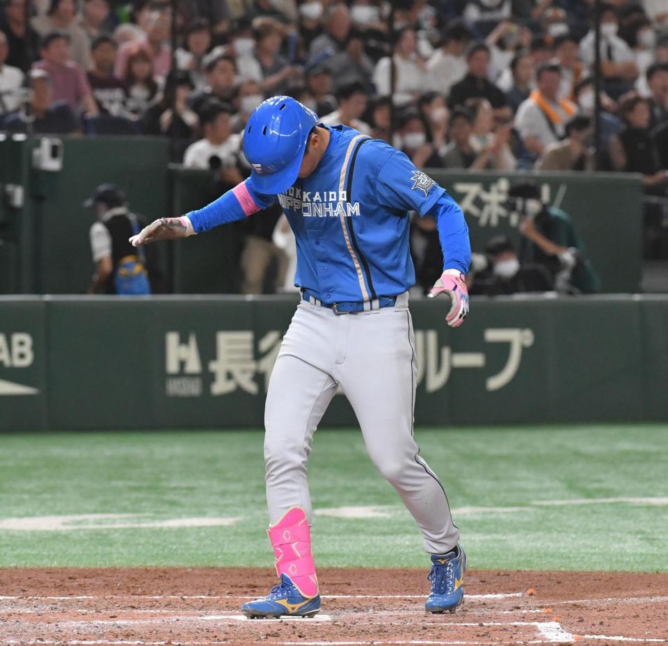 　４回、右越えにソロを放ち、生還する加藤豪（撮影・佐々木彰尚）