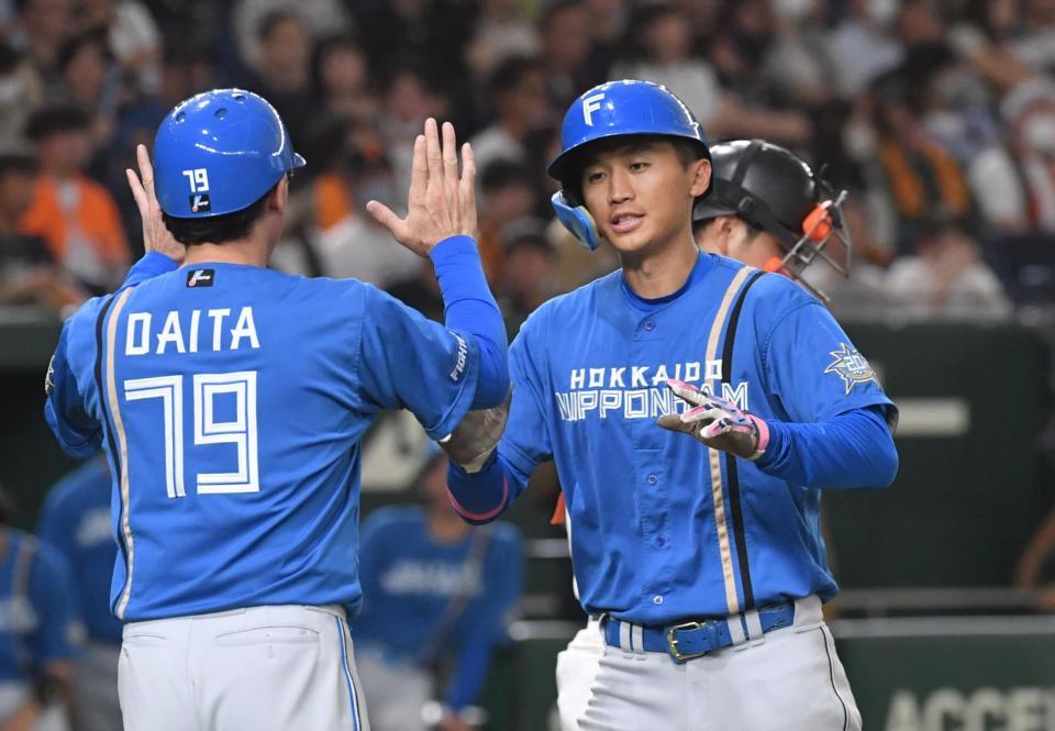 　４回、右越えにソロを放ち、生還する加藤豪（撮影・佐々木彰尚）