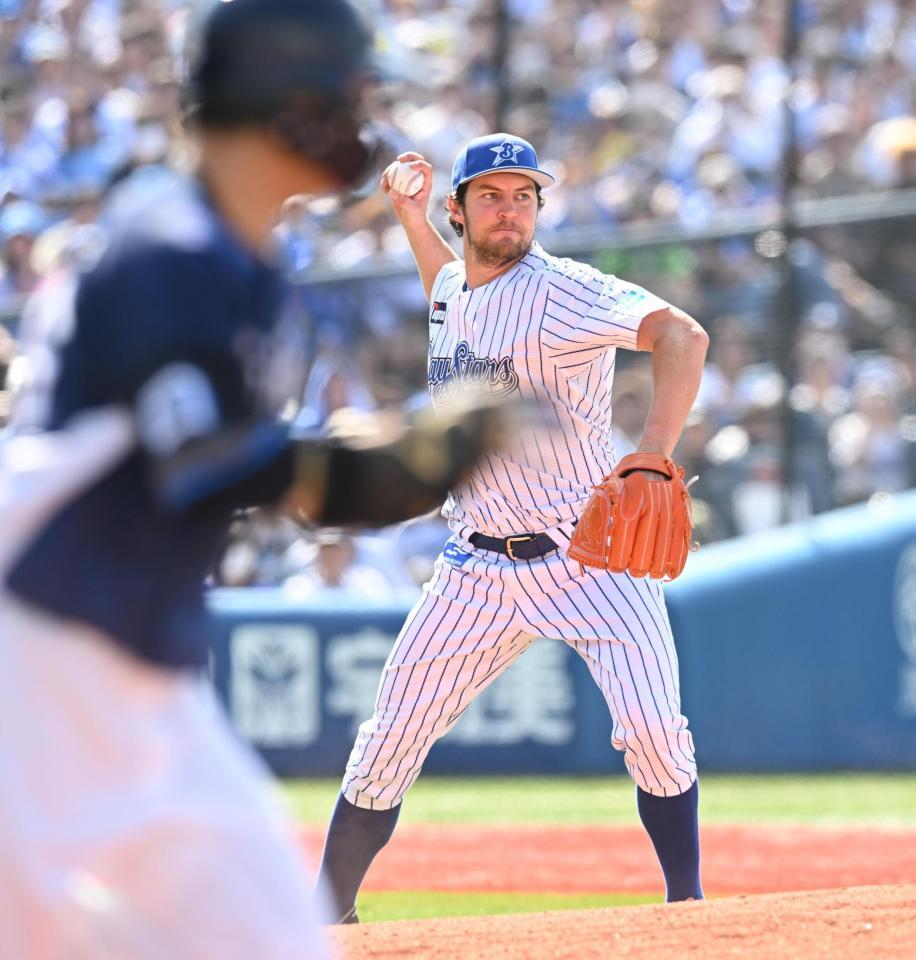 　４回、鈴木の打球を捕った後、三塁へ送球しようとしたが一塁へ送球するバウアー（撮影・金田祐二）