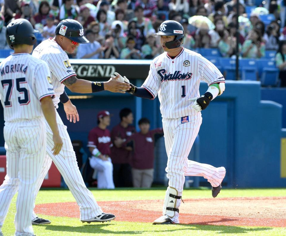 　２回、山田は左越えに７号３ランを放ち、オスナ（左）に迎えられる（撮影・佐藤厚）