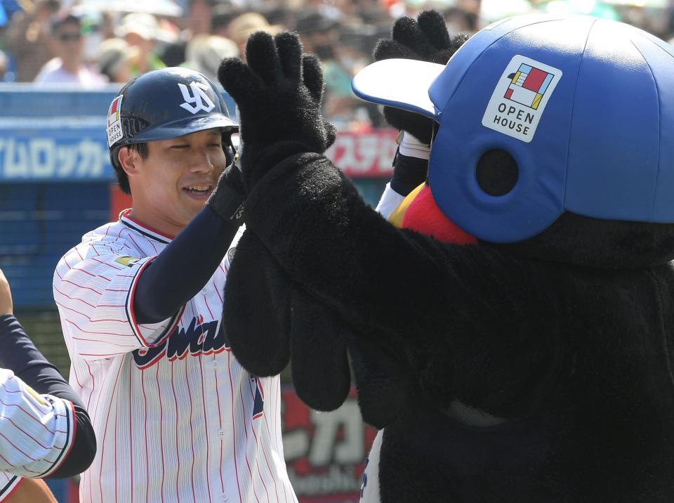 　２回、山田は左越えに７号３ランを放ち、つば九郎（右）に祝福される（撮影・佐藤厚）