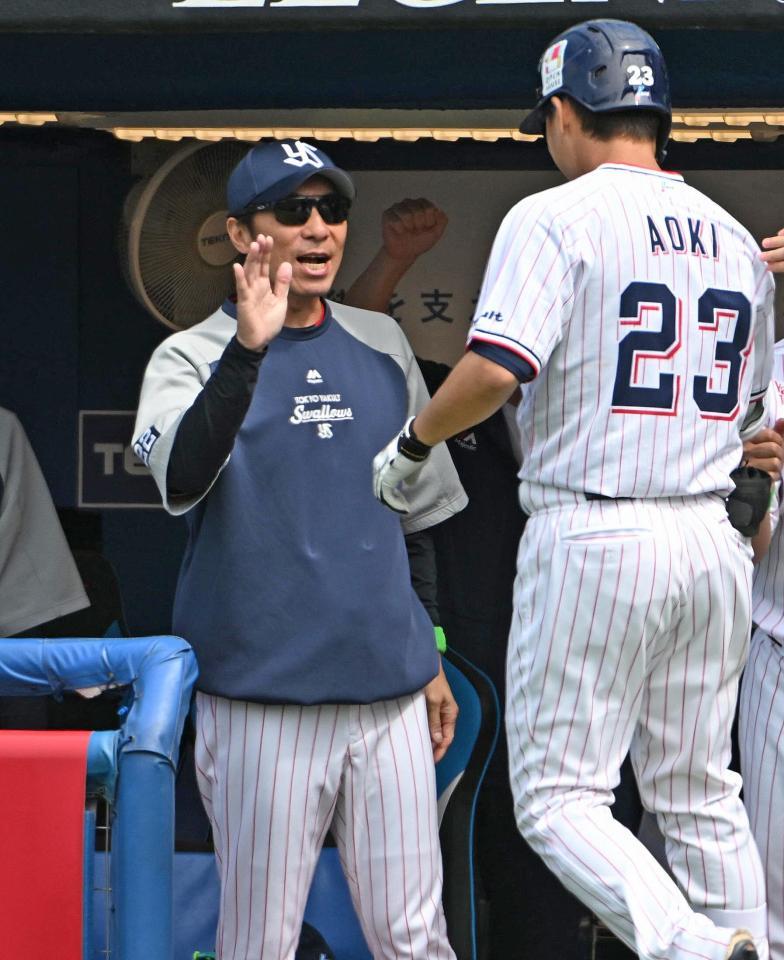 　１回、先制２ランを放った青木（右）を迎える高津監督