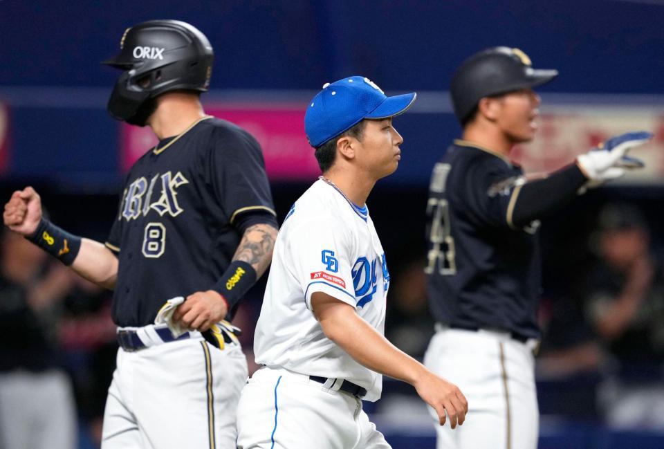 　７回、オリックスに勝ち越しを許した山本（中央）