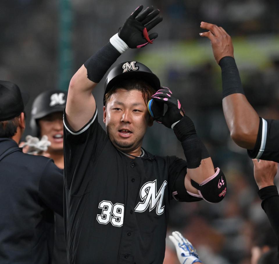 　７回、２ランを放ち、スタンドの声援に応える大下（撮影・高部洋祐）