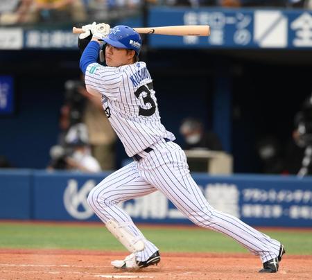 　８回、代打の楠本が同点の適時二塁打を放つ（撮影・堀内翔）