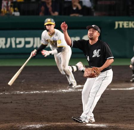 　８回、中野に適時三塁打を許す沢村＝３日