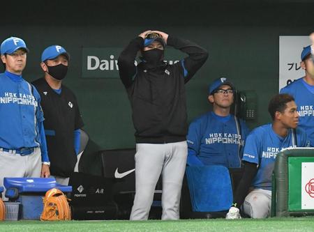 　３回、リクエストに失敗し頭を抱える新庄監督（撮影・佐々木彰尚）