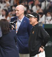 　バスケ男子日本代表のホーバス監督と話す原監督（撮影・佐々木彰尚）