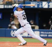 　８回、代打の楠本が同点の適時二塁打を放つ（撮影・堀内翔）