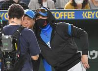 　巨人に快勝し、ご機嫌な様子の新庄監督（撮影・佐々木彰尚）