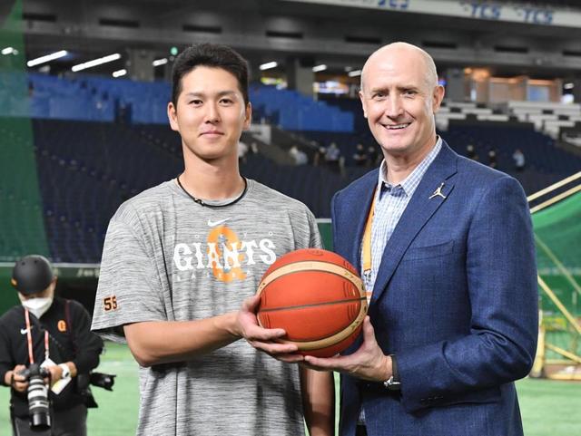 【写真】巨人・秋広　バスケ日本代表監督にスカウトされる