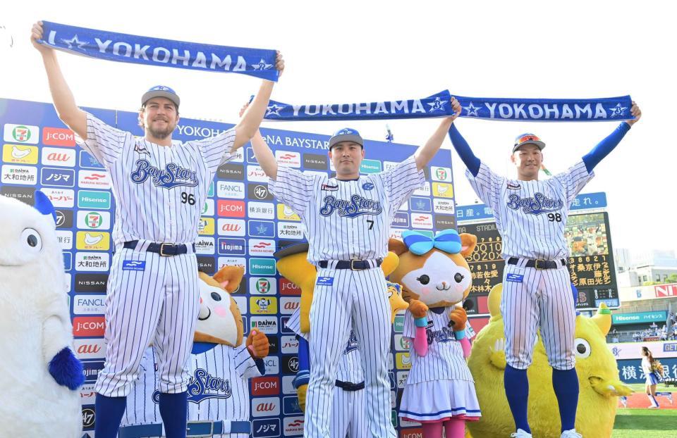 　復刻ユニでの勝利に笑顔の（左から）バウアー、佐野、京田（撮影・金田祐二）