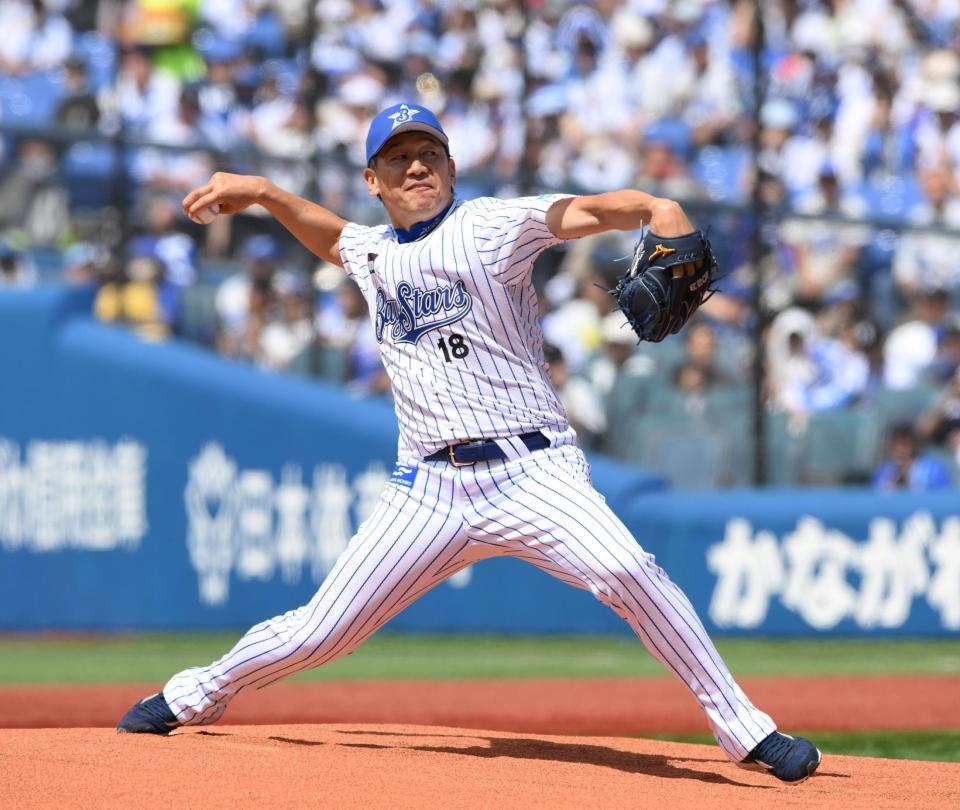 試合前に西武・松井監督と対決した三浦監督（撮影・堀内翔）