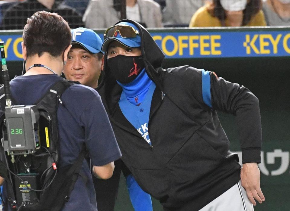 　巨人に快勝し、ご機嫌な様子の新庄監督（撮影・佐々木彰尚）