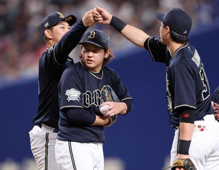 　中日相手に完封勝利を収めた宮城（中央）