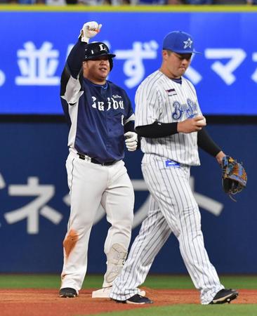 　３回、左翼線に適時二塁打を放ちガッツポーズをする渡部（撮影・佐々木彰尚）