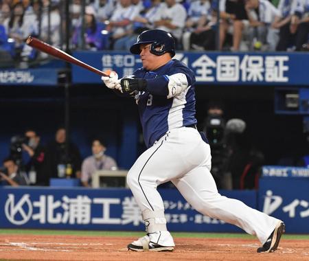 ３回、渡部は左翼線に適時二塁打を放つ（撮影・佐々木彰尚）