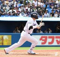 　１回、村上は中前に先制適時打を放つ（撮影・佐藤厚）